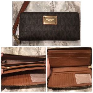 *FiNAL PRiCE* Michael Kors wallet wristlet
